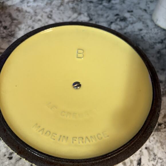 VINTAGE LE CREUSET #B CAST IRON/ENAMEL DUTCH OVEN/LID 2 1/2 QT- YELLOW/GOLD-USED - Picture 8 of 14